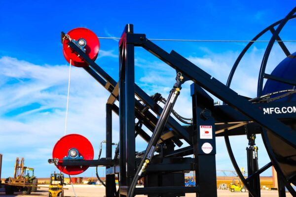 A close up of the front end of an oil well.